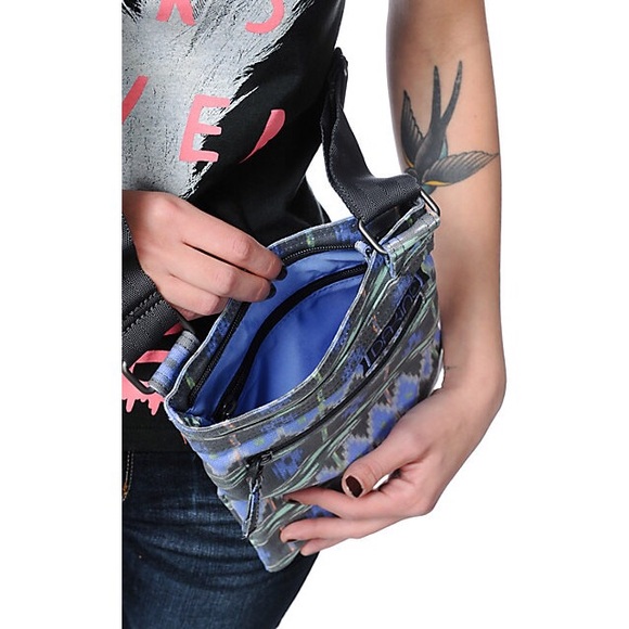 Dakine Cross Body Shoulder Bag - Picture 2 of 8